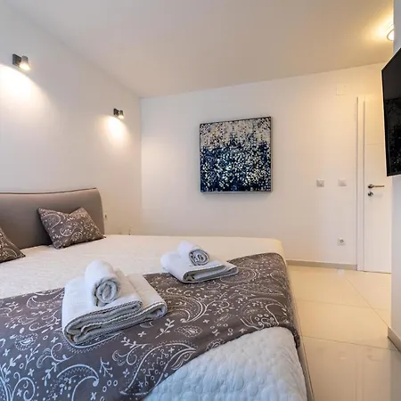Apartment Tomi By El-pi Tours *