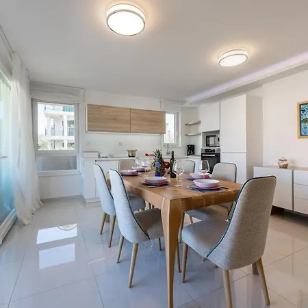 Apartament Tomi By El-pi Tours *