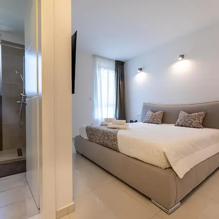 Apartment Tomi By El-pi Tours